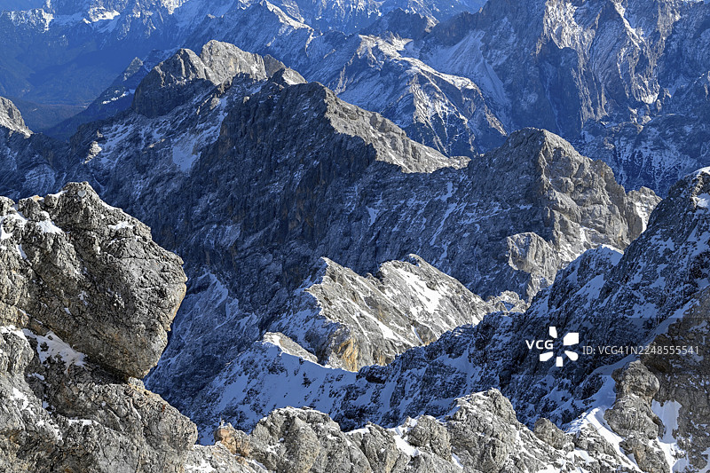 从楚格峰缆车山顶站(海拔2962米)眺望韦特施泰因山脉,位于巴伐利亚州加米施-帕滕基兴区格赖瑙市镇图片素材