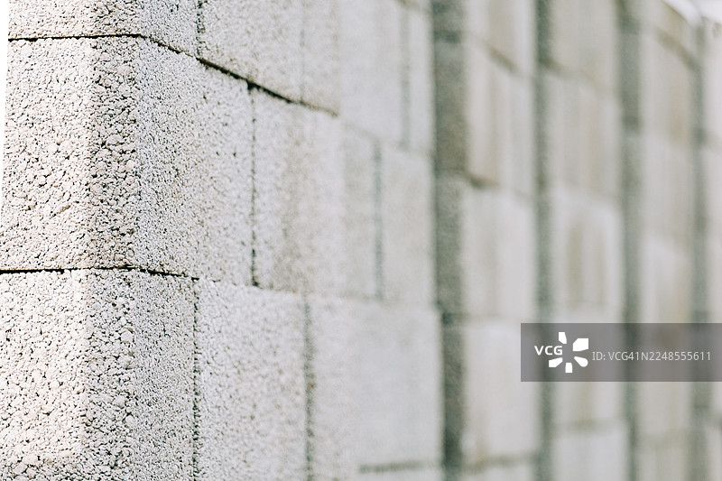 灰色混凝土砖块在建筑墙壁上显示出纹理图片素材