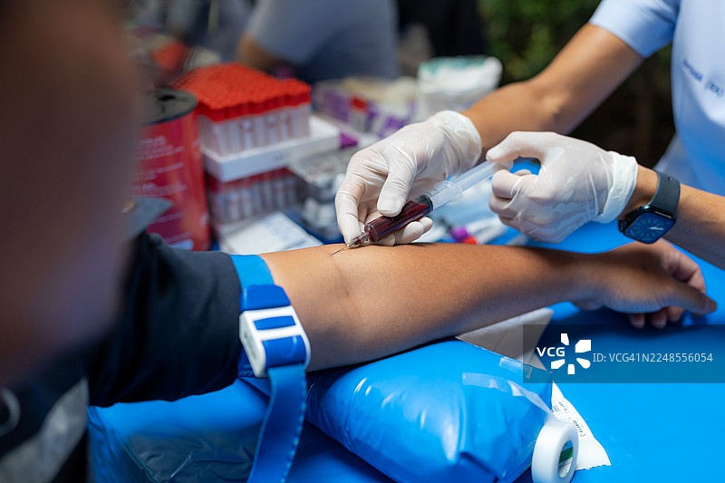 医护人员使用无菌设备在人手臂上进行静脉穿刺，以采集用于实验室检测的医学样本。该过程支持预防、康复、传染病检查、生物科学和年度体检。图片素材