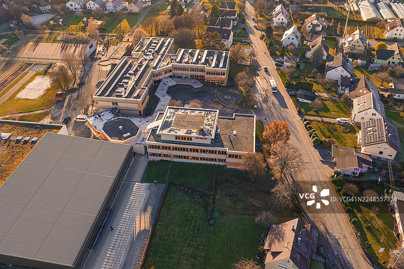 德国卡尔夫区阿尔滕施泰特建筑群鸟瞰图，周边道路和乡村景观图片素材