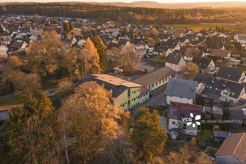 德国卡尔夫县阿尔滕施泰特村庄，秋日暖晚，房屋与秋树交织图片素材