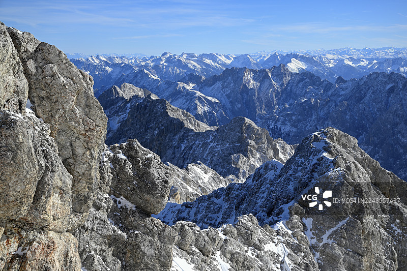 从楚格峰缆车山站(2962米)看到的韦特施泰因山脉景色,格赖瑙,加米施-帕滕基兴区,巴伐利亚,德国图片素材