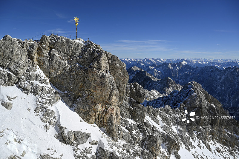 德国巴伐利亚州加米施-帕滕基兴县格赖瑙市的楚格峰(2962米)山顶十字架,背景是维特施泰因山脉图片素材