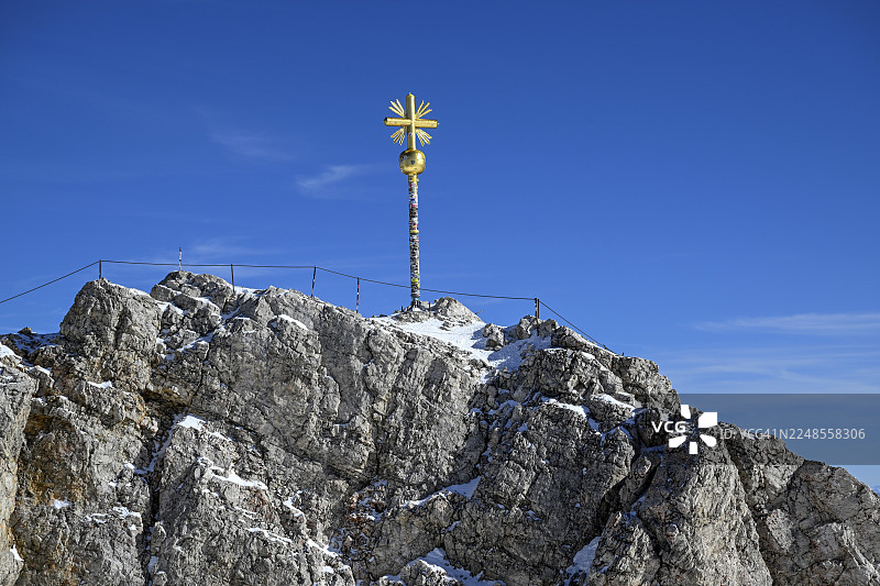 德国巴伐利亚州加米施-帕滕基兴区格赖瑙市镇的楚格峰峰顶十字（海拔2962米）图片素材