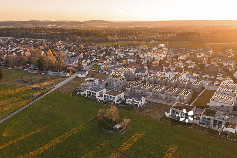 日落时分从空中拍摄的住宅区和田野，宁静的氛围，德国卡尔夫区阿尔滕施泰特图片素材