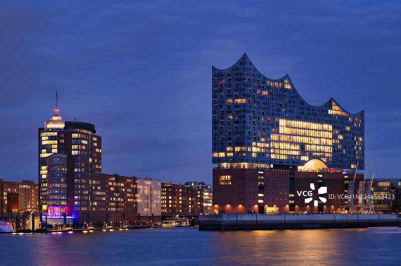 从诺德尔贝河望向易北爱乐厅、易北爱乐厅(昵称)、哥伦布大厦、汉堡港城、凯尔维德斯皮策,汉堡市,蓝色时刻,傍晚光线,暮光,德国图片素材