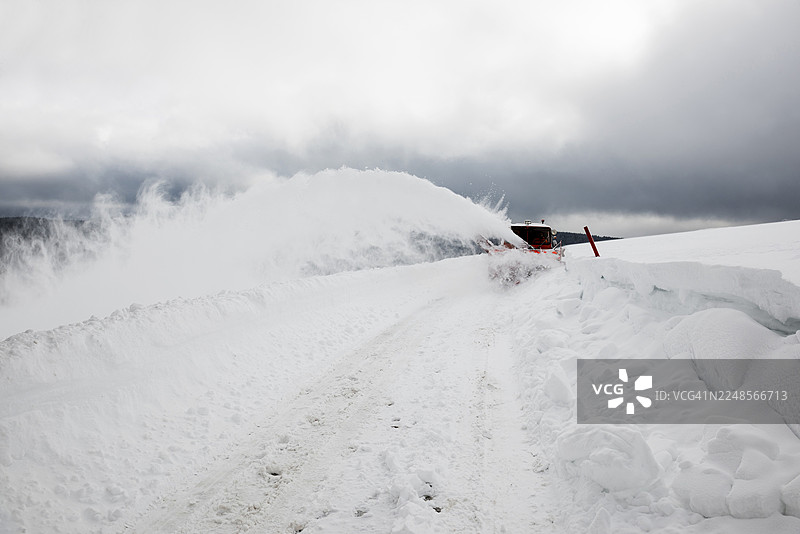 雪地清扫车与雪路，霍夫斯格伦德，肖因斯兰，黑森林，南黑森林，巴登-符腾堡州，德国图片素材