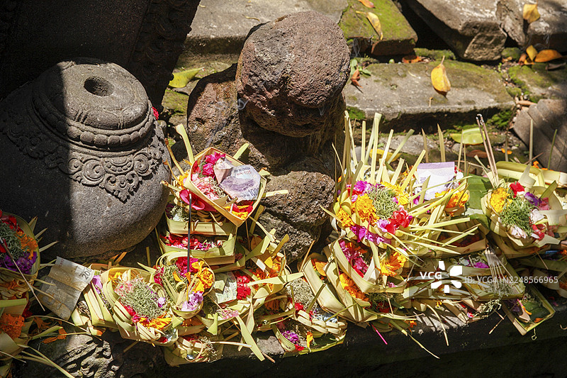 印尼巴厘岛圣泉寺的祭祀篮（Canang）图片素材