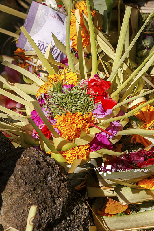 印度尼西亚巴厘岛圣泉寺的祭祀篮（Canang）图片素材