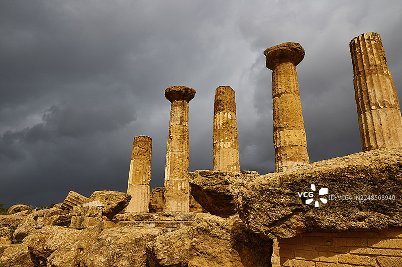 赫拉克勒斯神庙,五根古老石柱矗立在乌云密布的天空下,神殿之谷,阿格里真托,西西里岛,意大利,考古遗址,联合国教科文组织世界遗产地图片素材