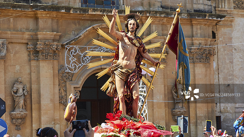 西西里，复活节星期天，复活的基督雕像，庄严的基督雕像在教堂前，周围有民众和装饰，西西里巴洛克小镇，西西里巴洛克角落，瓦尔迪诺托晚期巴洛克小镇，联合国教科文组织世界遗产图片素材