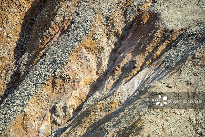 日本箱根驹岳火山大涌谷地热区的红黄色岩石图片素材
