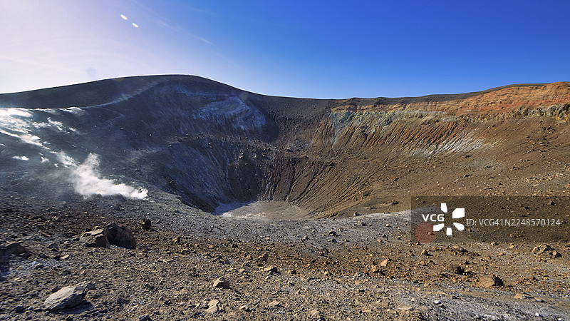 火山坑，冒烟的火山坑区域，晴朗天空下，贫瘠的地表，联合国教科文组织世界遗产，埃奥利群岛，西西里岛，意大利图片素材