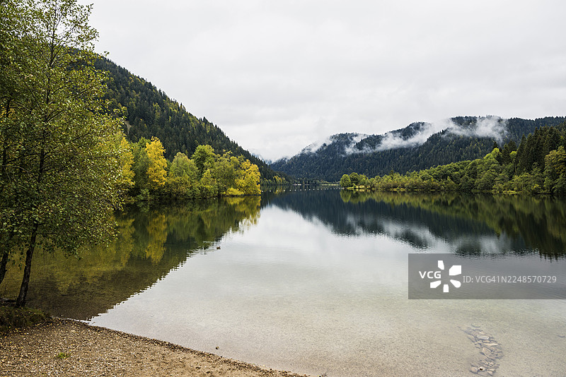 秋季风景如画的山区湖泊，隆日梅湖，松鲁普-隆日梅，孚日省，大东部大区，孚日省，法国图片素材
