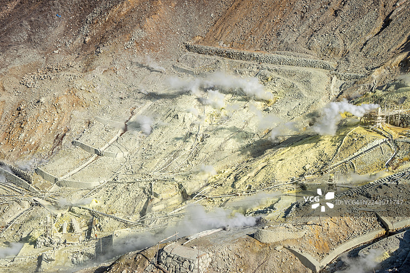 日本箱根驹岳火山大涌谷地热区的蒸汽喷气口图片素材