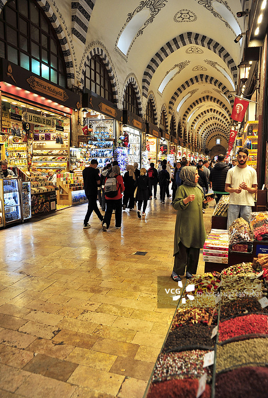 外国游客和当地人挤满了伊斯坦布尔的集市——土耳其图片素材