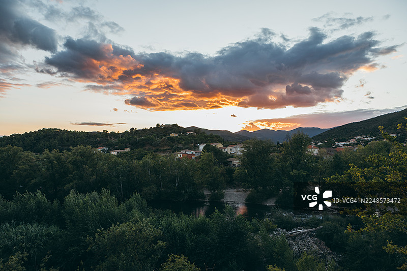 日落时分，罗克布伦村被群山环绕。图片素材