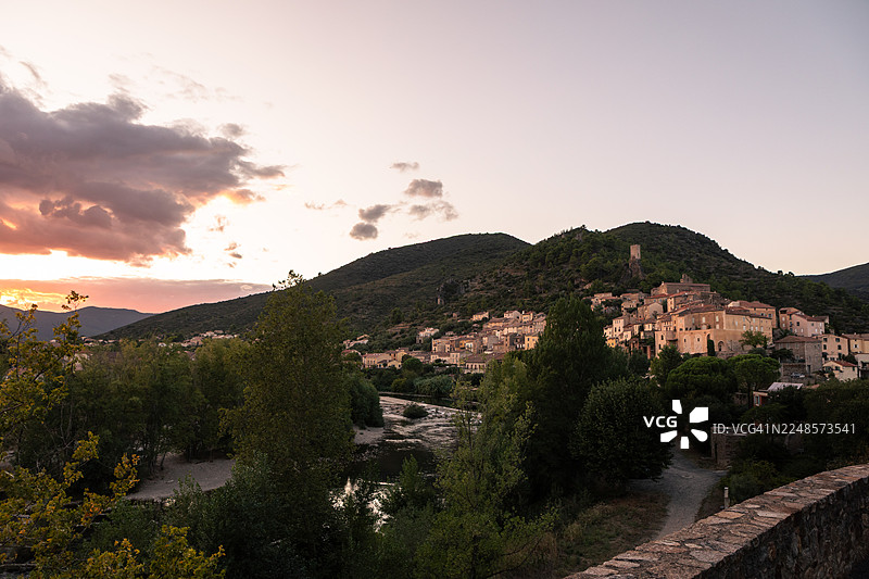 法国罗克布吕讷村，日落时分，位于奥尔布河畔。图片素材