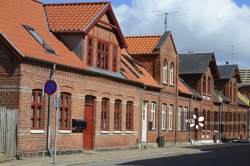 丹麦菲英岛阿森斯街道旁的砖房排图片素材