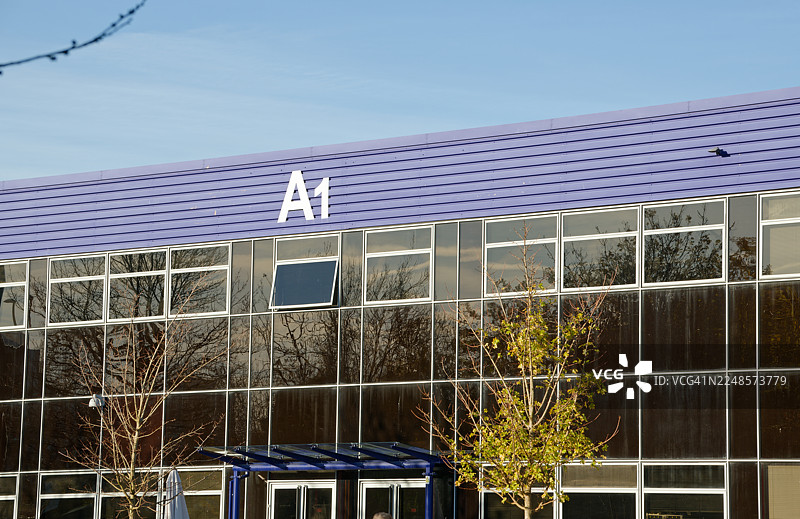带有A1标识的工业办公楼，A1位于窗户上方的建筑前方图片素材