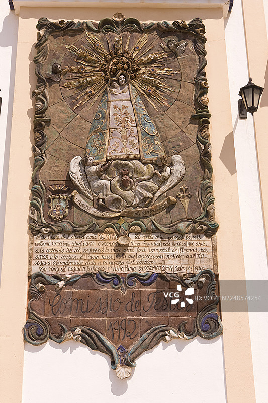 西班牙瓦伦西亚大区贝尼多姆太阳海岸天主教堂的墙面浮雕、雕塑，装饰性且时尚图片素材