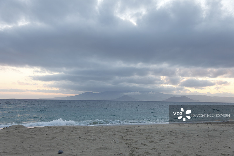 希腊基克拉泽斯群岛纳克索斯岛的马拉加斯海滩，爱琴海图片素材