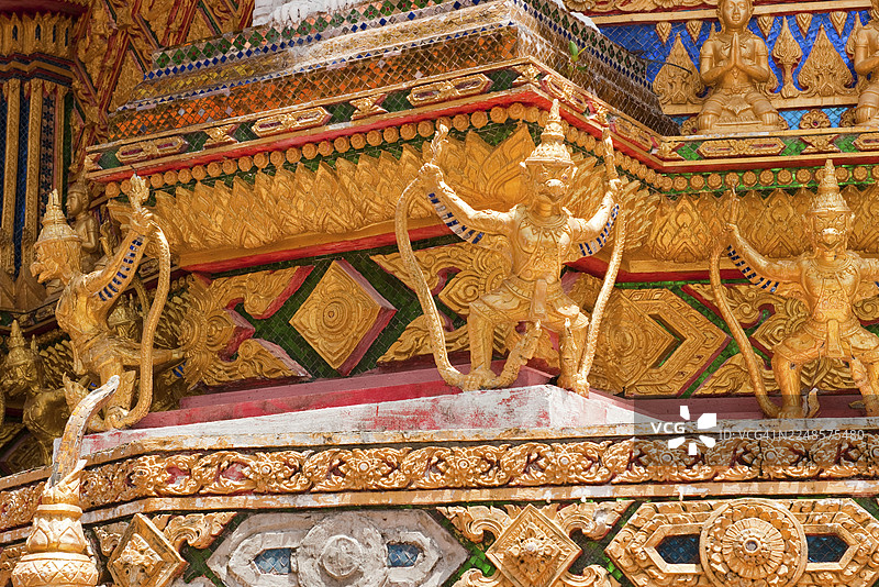 泰国攀牙府塔普特县塔普特寺庙内，金碧辉煌的佛教寺庙护卫雕像，神秘守护者图片素材