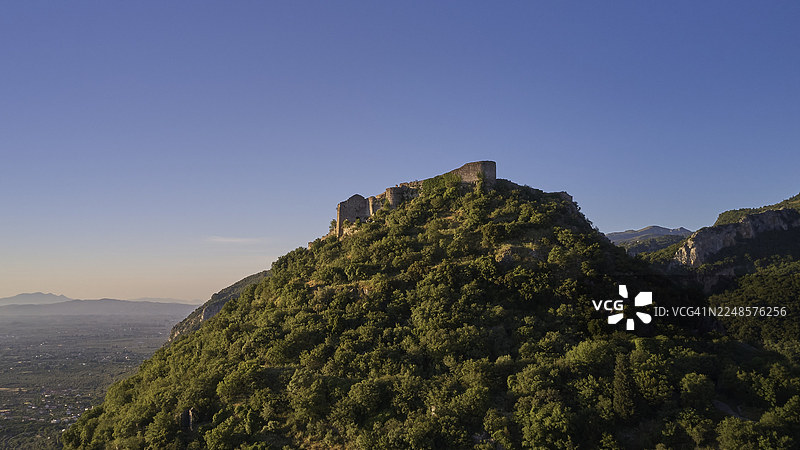 拜占庭城堡,公元13世纪,位于绿色的山丘上,日出时分,周围环绕着森林,密斯特拉斯,联合国教科文组织世界遗产,中世纪拜占庭遗址城市,斯巴达西北部,泰格托斯山脉的余脉,伯罗奔尼撒半岛图片素材