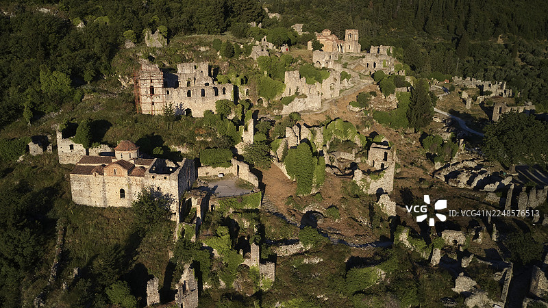 古希腊遗址，遍布绿意盎然的山地景观，米斯特拉斯，联合国教科文组织世界遗产，中世纪拜占庭废墟城市，位于斯巴达西北部，泰格托斯山脉山麓，伯罗奔尼撒半岛，希腊图片素材