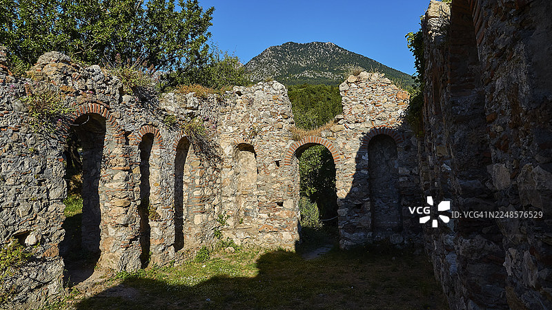背景为山脉,带有拱形通道的石头遗迹,米斯特拉斯,米斯特拉,联合国教科文组织世界遗产,中世纪拜占庭废墟城市,斯巴达西北部,泰格托斯山脉山麓,伯罗奔尼撒,半岛,希腊图片素材
