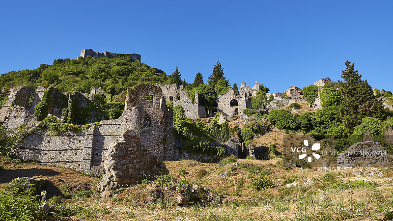 拜占庭城堡,公元13世纪,绿色山丘上的历史要塞遗址,阳光明媚的一天,米斯特拉,联合国教科文组织世界遗产,中世纪拜占庭废弃城市,斯巴达西北部,泰格特斯山脉山麓,伯罗奔尼撒半岛图片素材
