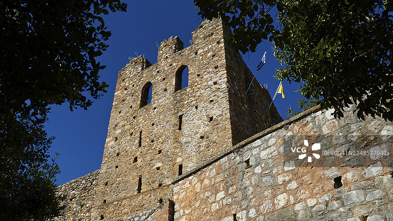 下方的主要入口，带有旗帜的雄伟石塔，位于古老的城堡，米斯特拉斯，米斯特拉，联合国教科文组织世界遗产，中世纪拜占庭废墟城市，斯巴达西北部，泰格托斯山山麓，伯罗奔尼撒，半岛，希腊图片素材