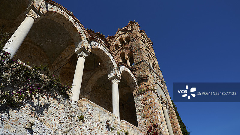 公元15世纪的潘塔纳萨修道院,古老的钟楼以拱形门廊挺立在湛蓝的天空下,位于米斯特拉斯,米斯特拉,联合国教科文组织世界遗产,中世纪拜占庭废墟城市,斯巴达西北部,泰格托斯山脚下图片素材
