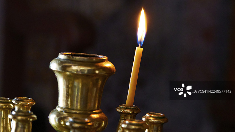 15世纪的潘塔纳萨修道院，金色烛台里的单支蜡烛在黑暗中提供温暖的光线，米斯特拉斯，联合国教科文组织世界遗产，拜占庭中世纪废墟城市，斯巴达西北部，泰吉托斯山脉的山麓图片素材