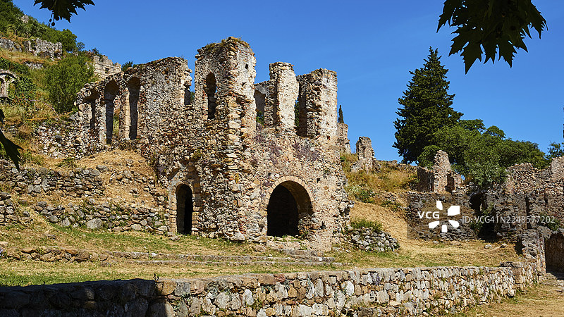 古老的木质景观中的古代遗址，天空晴朗，密斯特拉斯，米斯特拉，联合国教科文组织世界遗产，中世纪拜占庭废弃城市，斯巴达西北部，泰格特斯山岬角，伯罗奔尼撒，半岛，希腊图片素材