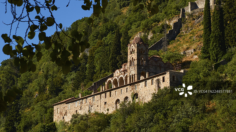 帕塔纳萨修道院,一座建在林木繁茂的山坡上的中世纪修道院,俯瞰着周围的乡村,位于米斯特拉,被联合国教科文组织列为世界遗产,是一座中世纪拜占庭废墟城市,位于斯巴达西北部,塔耶托斯山脉的山麓,伯罗奔尼撒图片素材