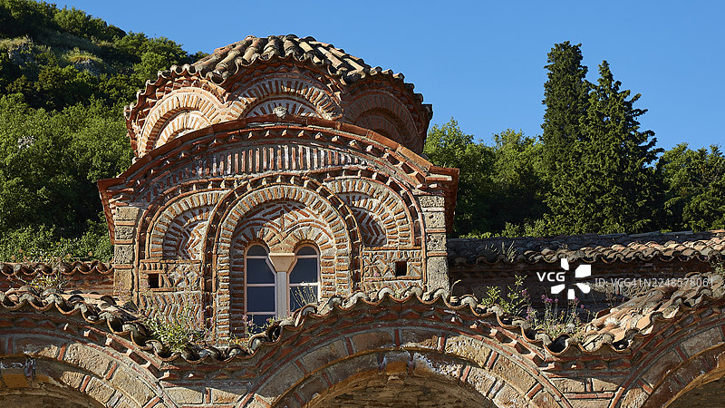 14世纪圣索菲亚教堂,拜占庭建筑的详细视角,包括窗户和屋顶,位于米斯特拉斯(米斯特拉),一个被联合国教科文组织列为世界遗产的中世纪拜占庭废墟城市,斯巴达西北部,泰格特斯山脉的麓地。图片素材