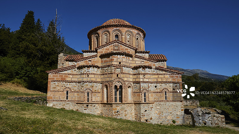 拜占庭砖砌教堂——圣索多利教堂,布龙托基翁宏伟修道院遗址,背景为晴朗的天空和山脉,位于世界遗产地拜占庭中世纪拜占庭遗址城市米斯特拉斯,斯巴达西北部,山麓图片素材