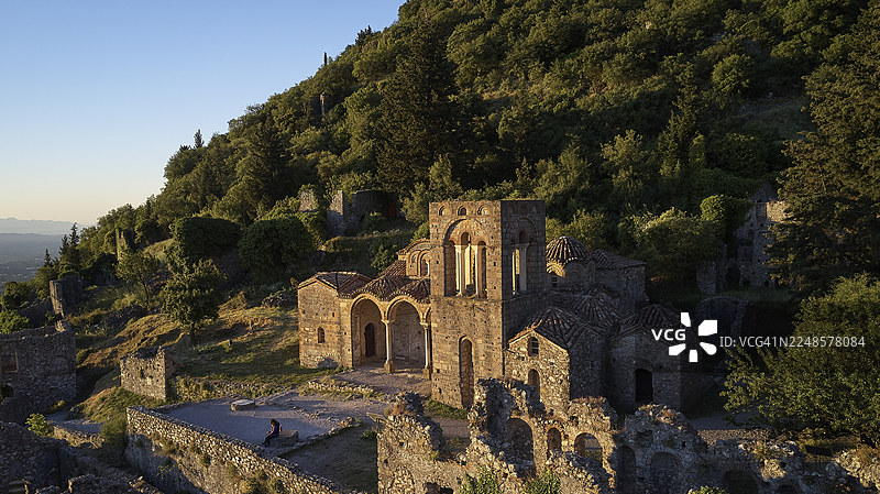 14世纪圣索菲亚教堂，一座古老的教堂和废墟沐浴在长满杂草的山坡上的温暖的傍晚光线中，米斯特拉斯，米斯特拉，联合国教科文组织世界遗产，中世纪拜占庭废弃城市，斯巴达西北部，泰格特斯山麓图片素材