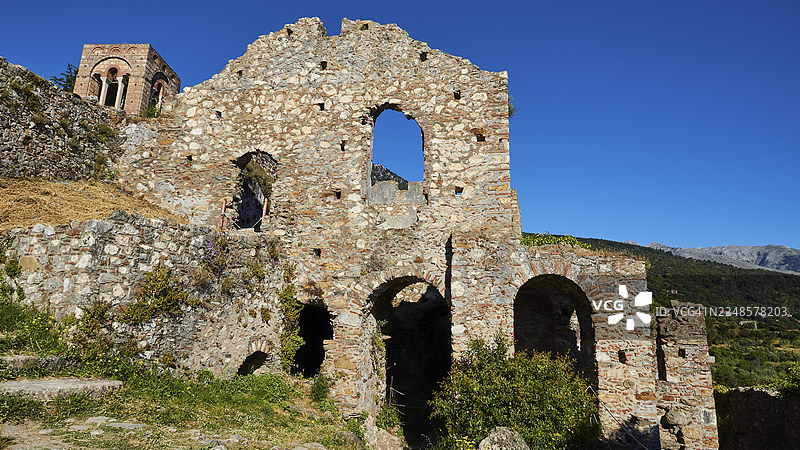 14世纪圣索菲亚教堂，废墟景观，石墙和拱门，风景优美，天空晴朗，位于米斯特拉斯，米斯特拉，联合国教科文组织世界遗产，中世纪拜占庭遗址，斯巴达西北部，泰格特斯山麓。图片素材