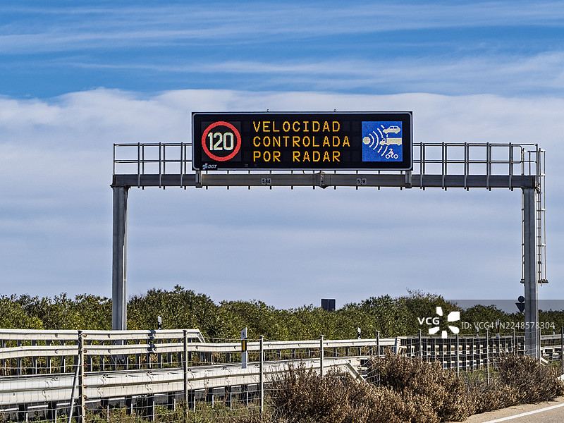 高速公路上带有雷达测速警告的数字显示屏，警示标志发着光。图片素材