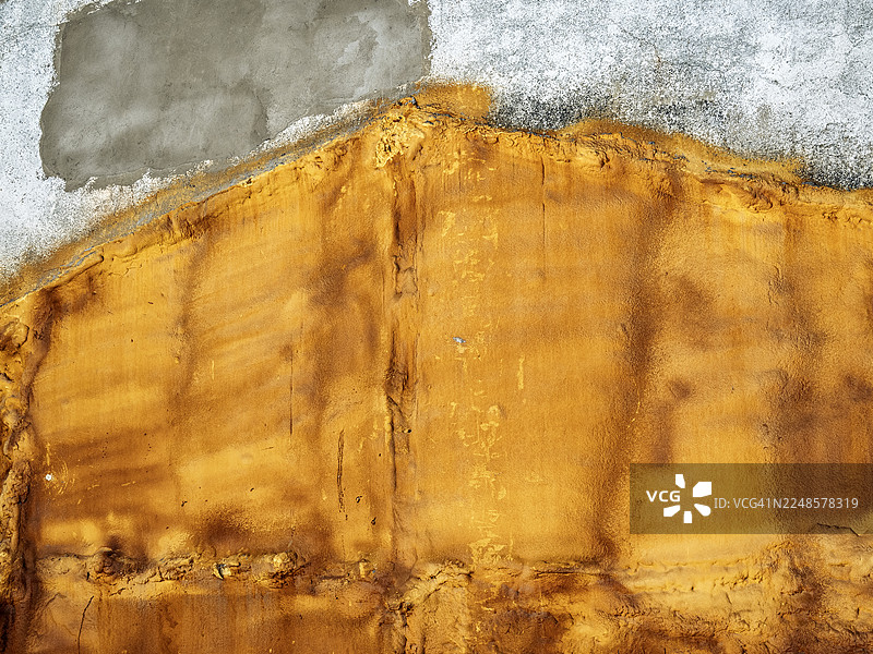 建筑工地墙体上的聚氨酯泡沫保温材料。图片素材