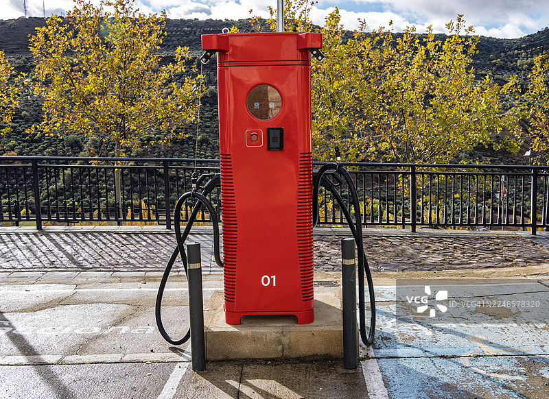 城市街道上的电动汽车充电站。图片素材