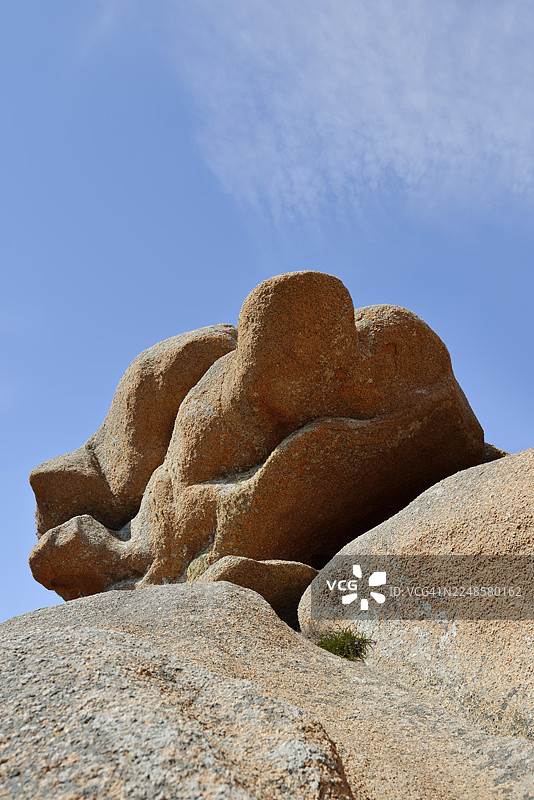 法国布列塔尼海岸的粉红花岗岩海岸，靠近普卢马纳克图片素材
