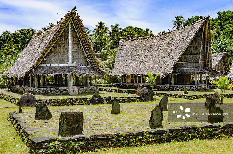 左边是传统社区房屋,右边是法鲁夫男子会所。雅浦岛博物馆村的男子会所和集会房屋,前面是用于传统舞蹈的舞蹈区“wonbey”,中心是石头瓷砖制成的小平台“malal”和直立的靠背。图片素材