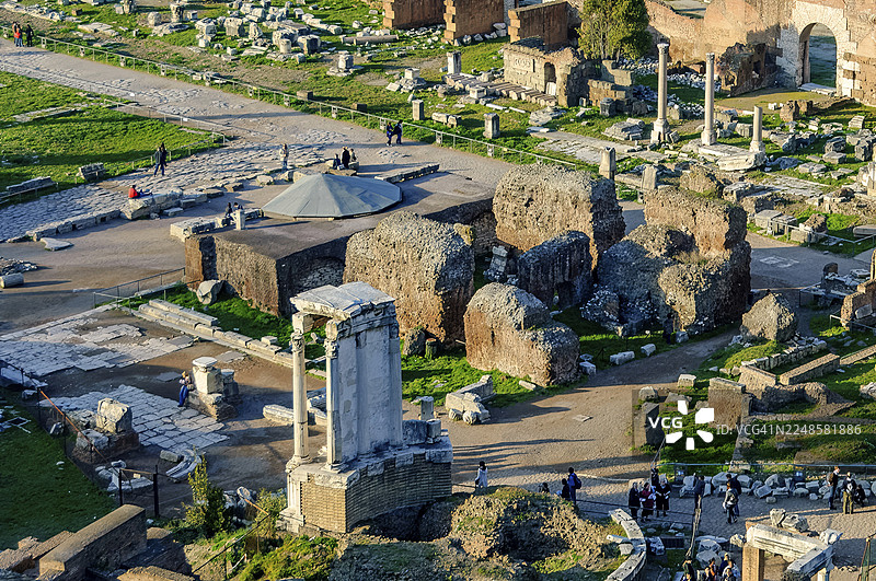 从高处俯瞰罗马广场凯撒神庙遗址，画面中心是盖乌斯·尤利乌斯·凯撒神庙，前景是纪念灶火女神的灶神庙柱子遗迹。图片素材