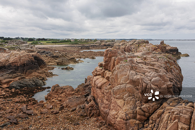 法国布列塔尼蓝色海岸省布雷哈岛的岩石海岸图片素材