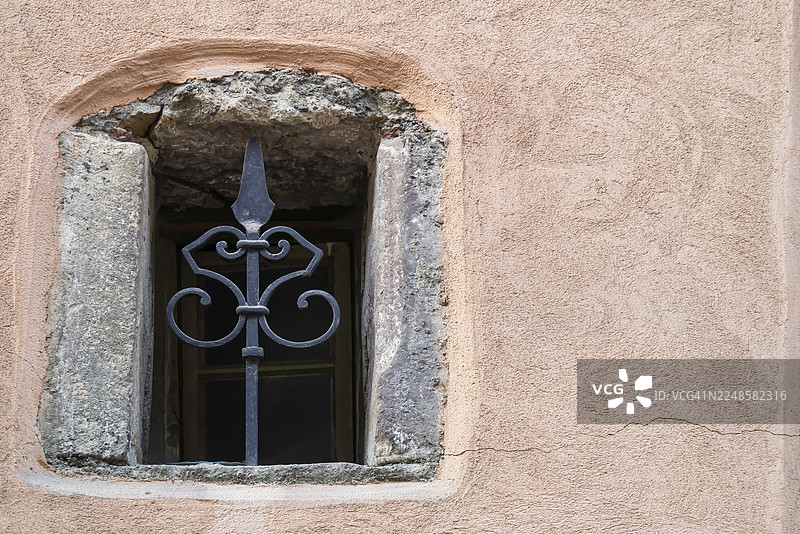 法国阿尔萨斯一栋老建筑上带有粉色灰泥和格栅的小窗户图片素材