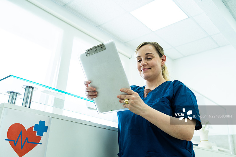 经验丰富的护士在医院阅读文件板图片素材