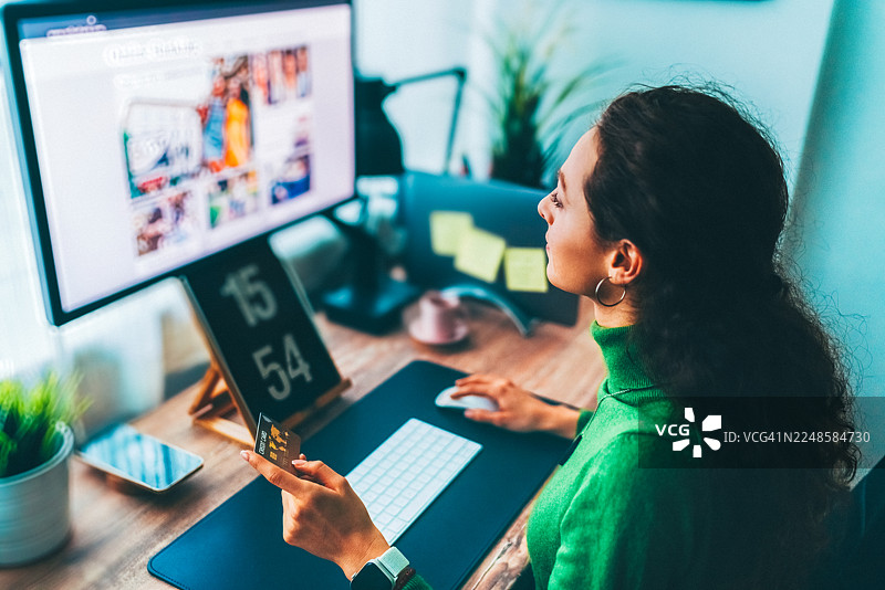 女子刷信用卡在线购物图片素材